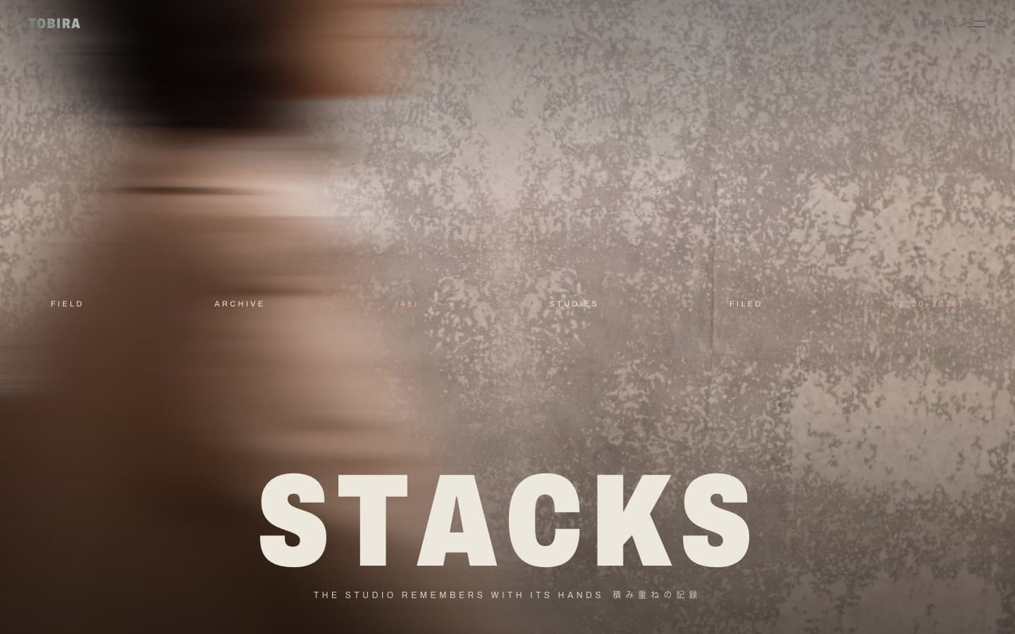 TOBIRA STACKS — 大きなタイポグラフィのアーカイブ表紙